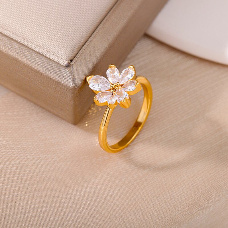 Elegant Flower Bud Zircon Ring
