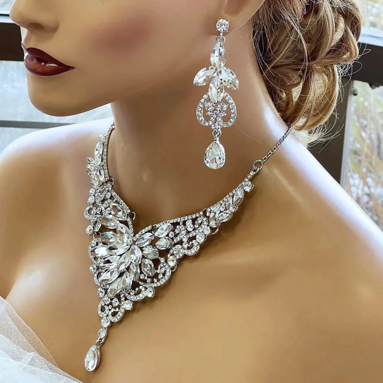 Silver Crystal Necklace Set – Luxury Bridal Jewelry with Teardrop Earrings & Adjustable Chain by Glam Duchess (crystal-statement-necklace-earrings-set-bridal-evening-jewelry-copy)