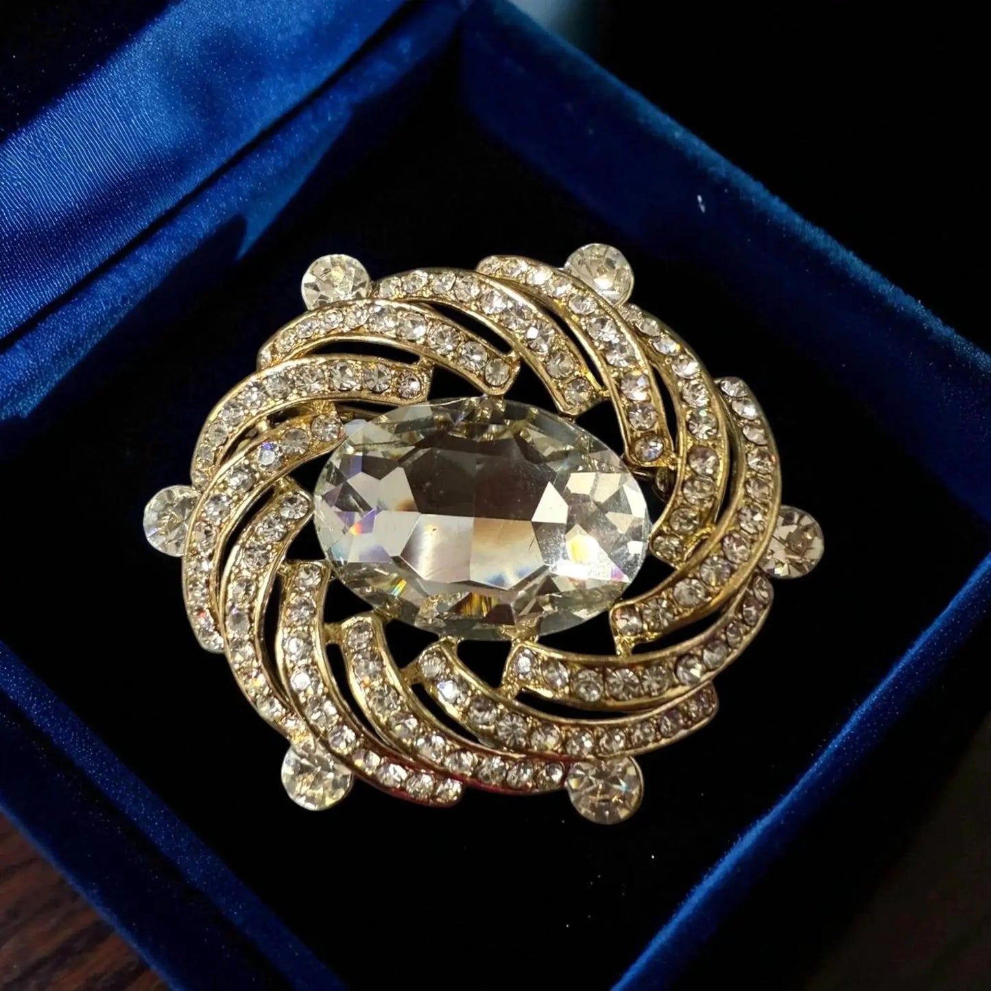 Crystal Brooch – Luxury Gold Tone Pin with Oversized Faceted Stone & Pavé Crystals by Glam Duchess (elegant-crystal-paisley-statement-brooch-2-5-inch-rhinestone-pin)