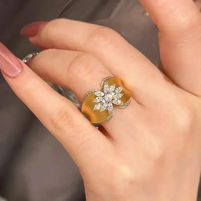 Fleur Ribbon Two-Tone Ring – detail view 4