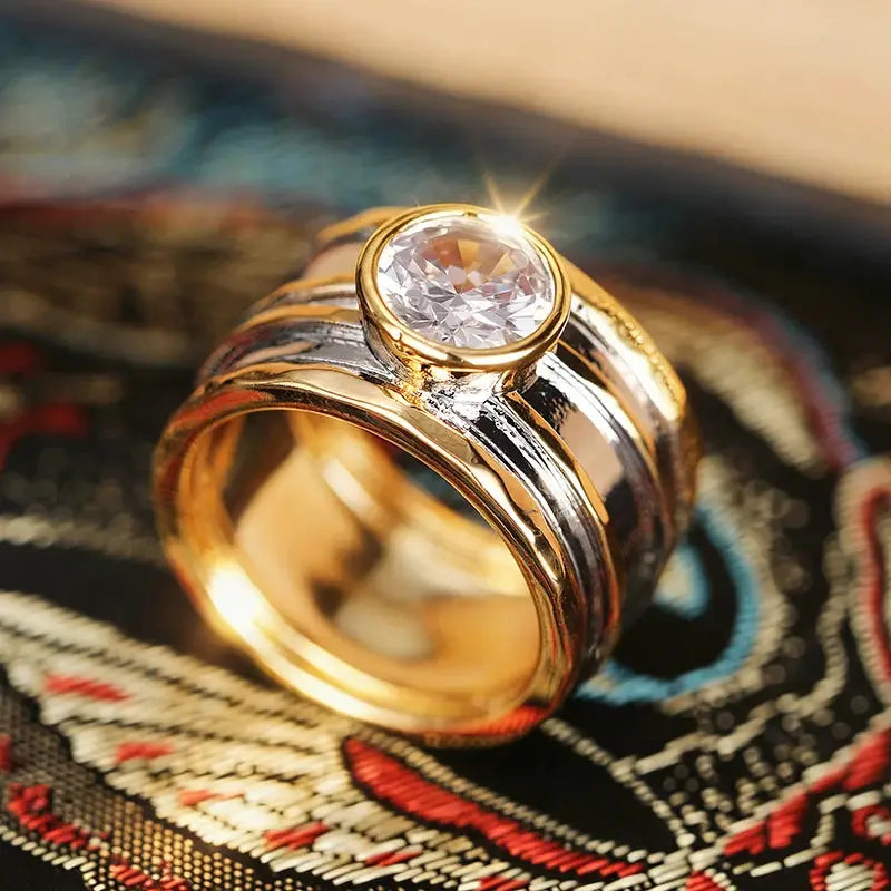 Elysian Two-Tone Curve Ring – detail view 3