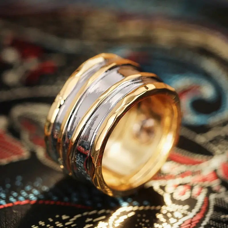 Elysian Two-Tone Curve Ring – detail view 4