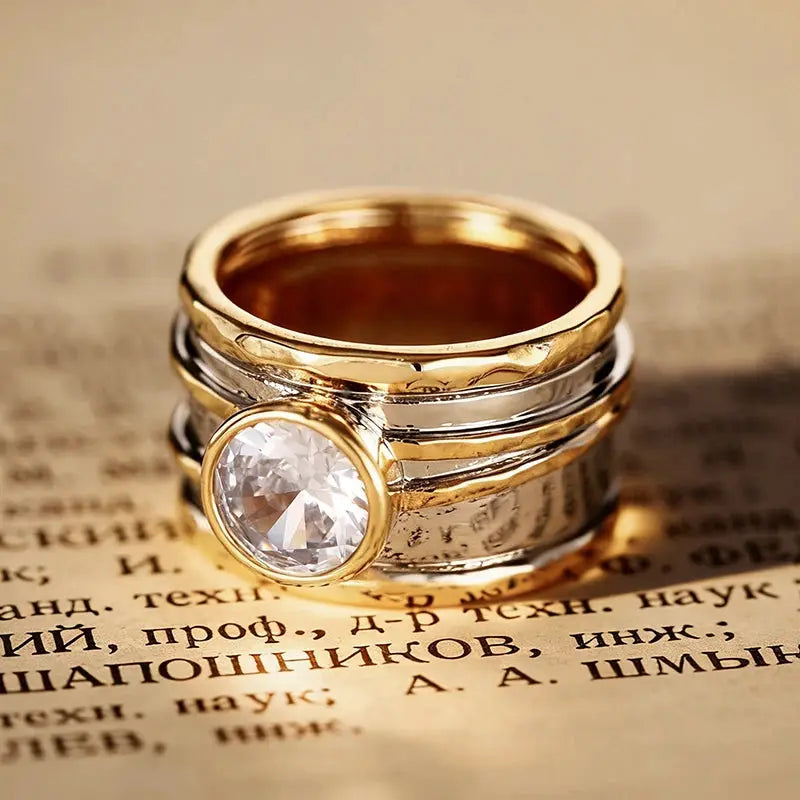 Elysian Two-Tone Curve Ring – detail view 2