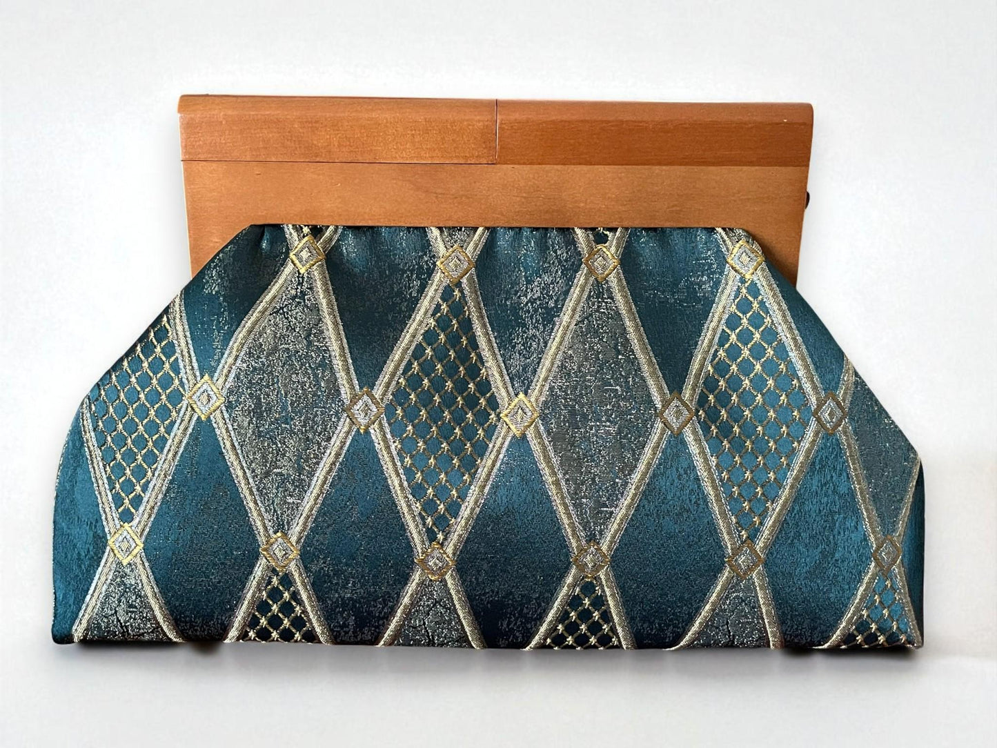 Vintage-Inspired Green Gold Tapestry Clutch Bag with Wooden Frame – Elegant Geometric Evening Purse for Special Occasions